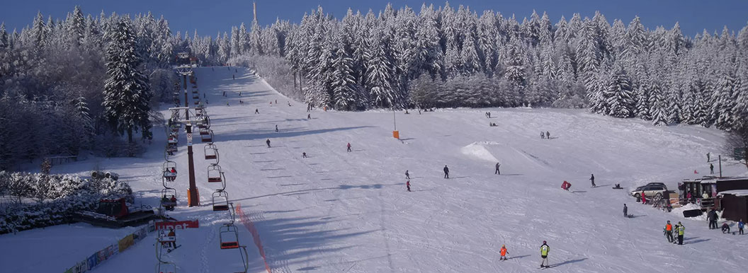 [ZIMNÍ RADOVÁNKY] Sjezdové lyžování pro celou rodinu: Harusův kopec